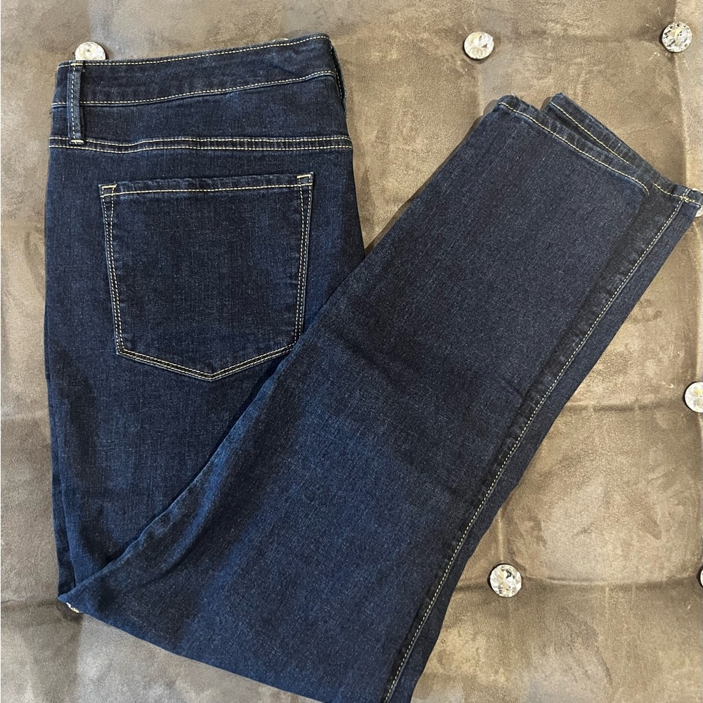 Dark wash Denim Seven7  skinny leg jeans 
• High-rise design,flattering fit